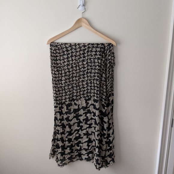 Houndstooth Slogan Scarf - Picture 3 of 4